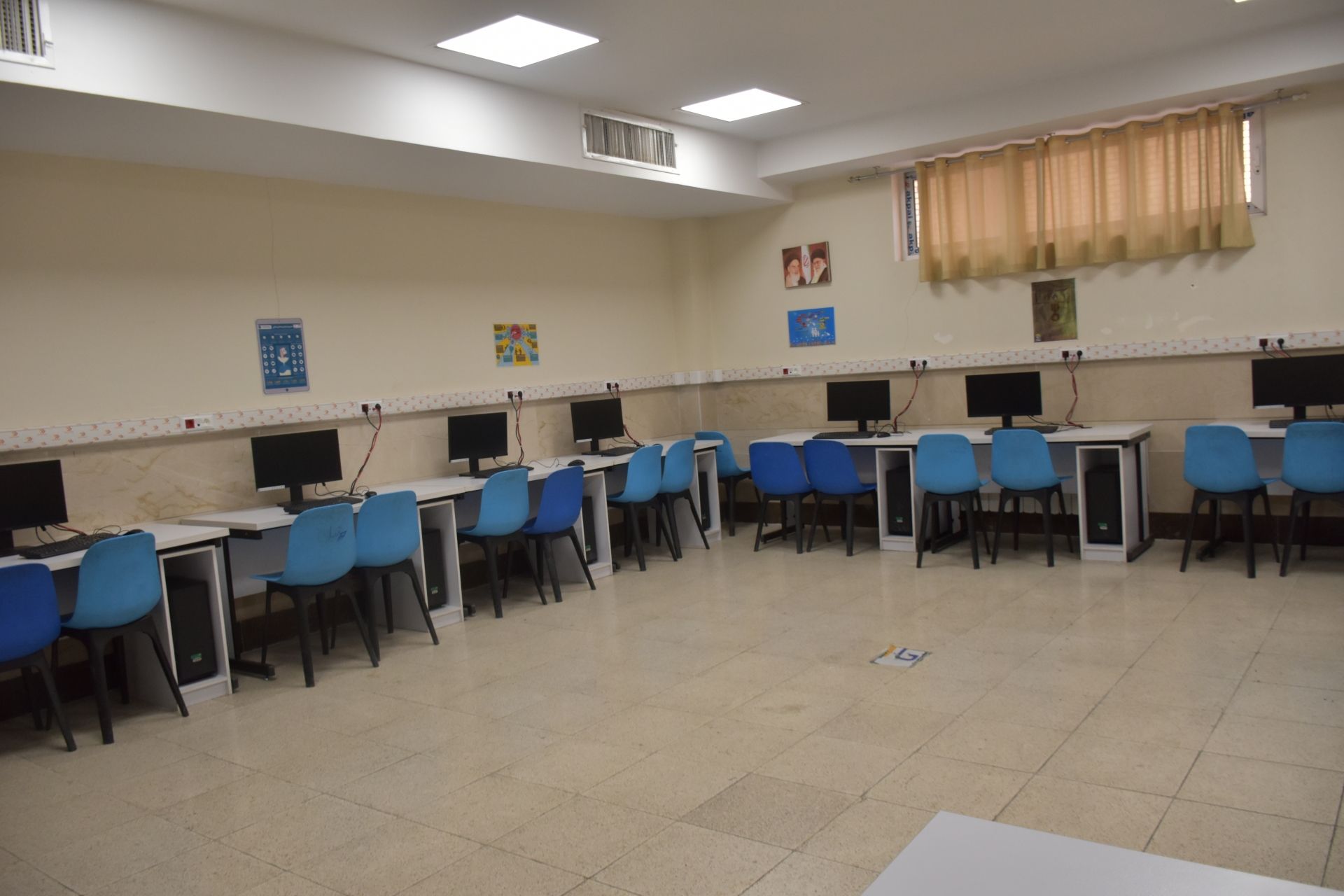 برخورداری از سایت مجهز و کارگاه تخصصی رایانه